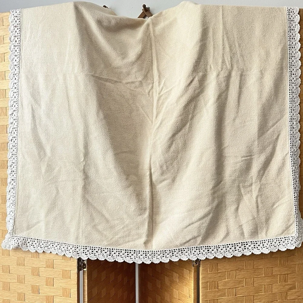 Vtg buttery yellow cream crochet edge fabric square tablecloth cottagecore 42x44